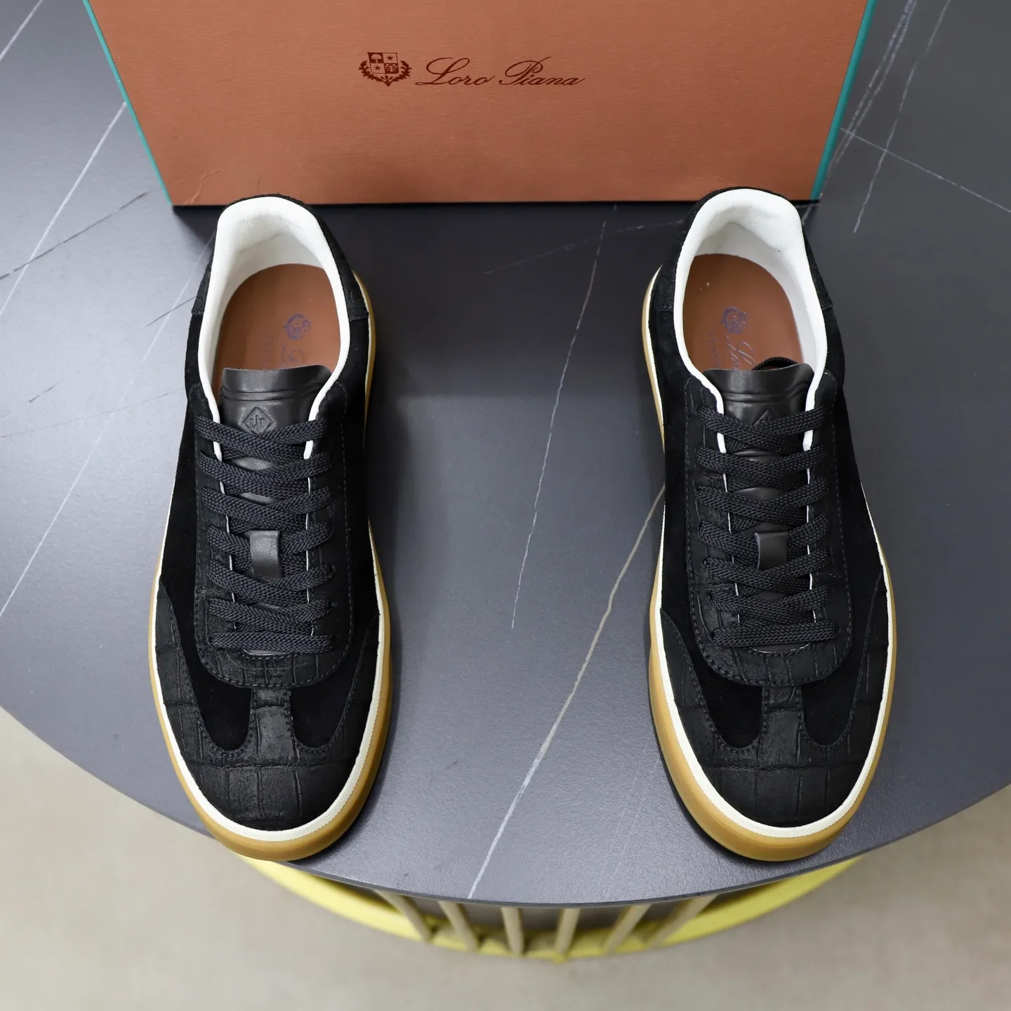 Ex-factory price: 560💰Loro Piana Tennis Walk men’s moral training sneakers! These new textured leather tennis shoes feature an ultra-low-top design for year-round wear and are water-resistant. The wrapped sole creates an effortlessly attractive color combination that harmoniously blends functionality with understated style. The ideal footwear option for urban dressing. The heel is decorated with a soft calfskin tongue with Kummel color inserts and an embossed LP logo. Cotton shoelaces. Material: Upper: Gray woven stitching with cowhide accents! Sole: Rubber lining: Cow leather original rubber sole, excellent foot comfort, complete package! Size: 38-39-40-41-42-43-44 leather shoe size (4546 can be customized)